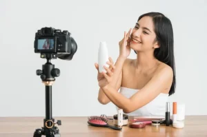 Influencer Kecantikan Global Mengaburkan Garis Antara Seni & Makeup